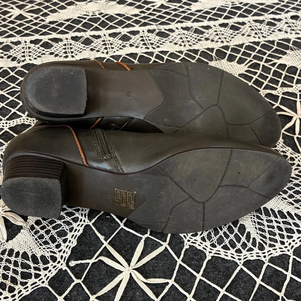 Regarde Le Ciel Stefany Olive Leather Ankle Boots with Contrast Trim - Picture 8 of 9